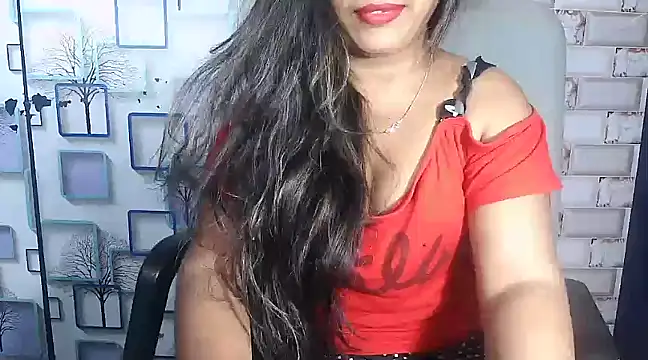 Hot Naina- online show from December 6, 4:38 pm