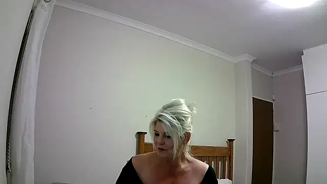 Miahotmilf online show from November 15, 7:57 pm