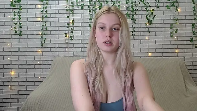 EmiliaDuchess online show from December 14, 3:03 pm