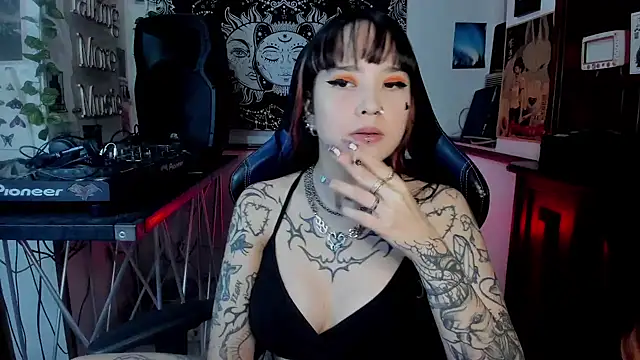 Demongirl6666 online show from December 25, 2:43 am