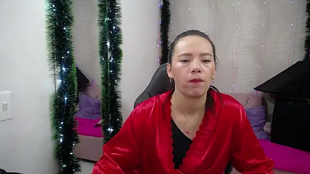 lauraguzman online show from December 29, 3:28 am