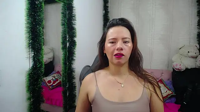 lauraguzman online show from December 24, 3:04 am