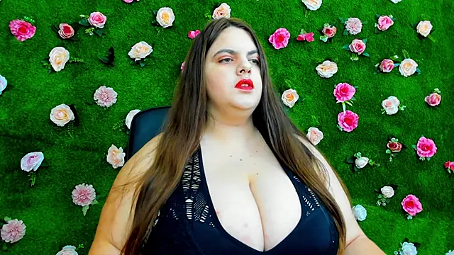 Huge Titties  online show from December 18, 5:10 am