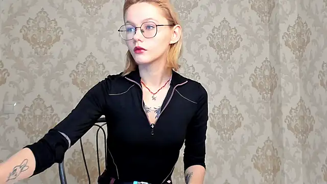 BlondyLily online show from December 17, 2:50 am