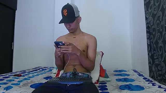 Hot Latinboys01 online show from December 11, 11:37 pm