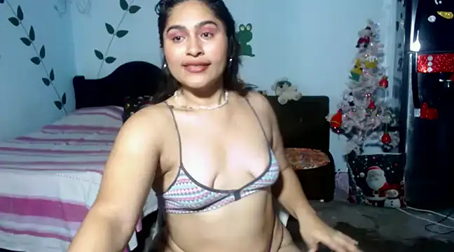 sweet latingirl  online show from December 13, 10:55 pm