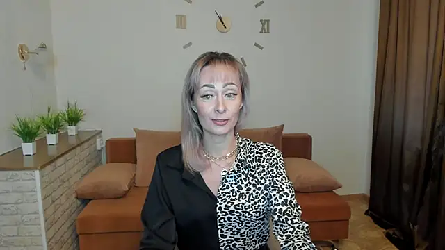 Julia Cherry  online show from December 10, 11:07 am