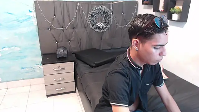 Jhonny LatinBoy online show from January 14, 4:07 am