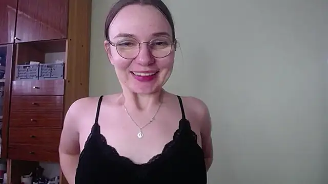 LooveELLYx online show from December 6, 7:47 am