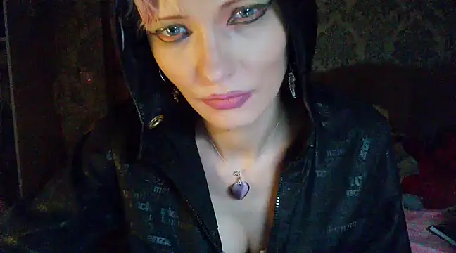 WildMissNiks online show from December 9, 11:40 am